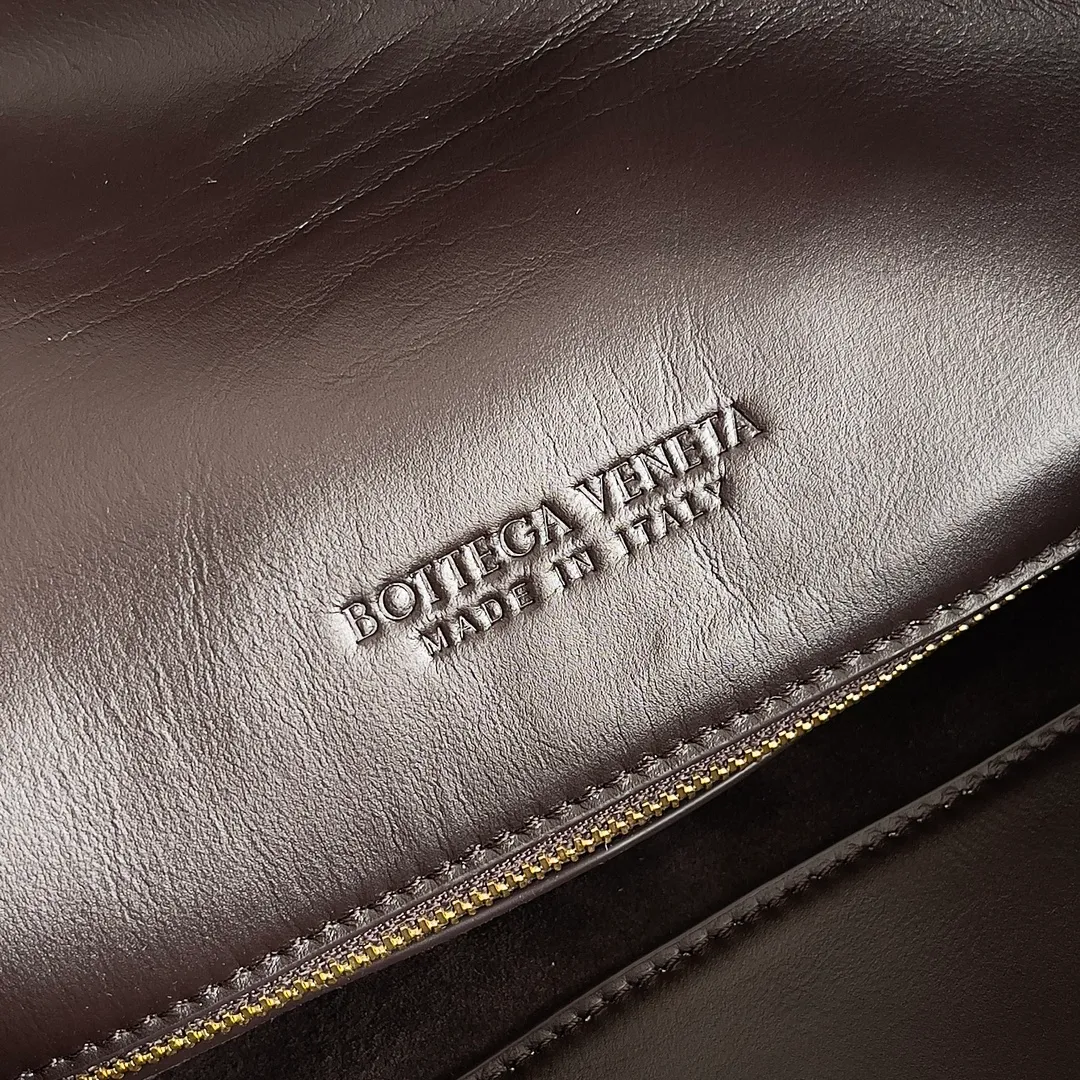 Batch 1520 Inspired by the 1970s, the Bottega Veneta women's logo shoulder bag has a smooth leather surface that brings a clean and handsome feel, just like the neatness and tenacity of a working woman. The front buckle has high-quality hardware pendant body, the overall retro elegance, and the excellent leather feels soft. This Bottega Veneta series can be described as beautiful, weakening the complexity of the outfit, not competing for it, and only using the best quality to interpret itself. Style number: 806030 (small size) Size: 27*16*6cm